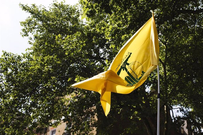 Archivo - Una bandera de Hezbolá en una imagen de archivo.