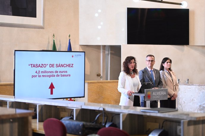 La alcaldesa de Almería anuncia rebajas de impuestos en 2026 para amortiguar la nueva tasa de basuras de ámbito estatal.
