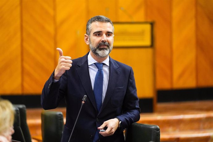 El consejero de Agricultura, Pesca, Agua y Desarrollo Rural, Ramón Fernández-Pacheco, en el Parlamento andaluz.