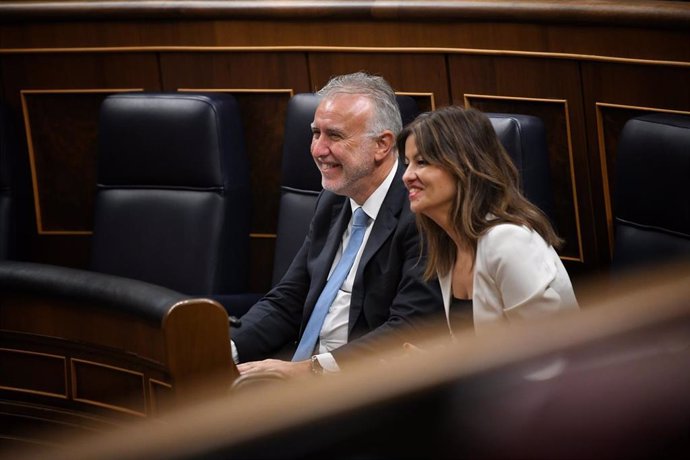 La ministra de Juventud e Infancia, Sira Rego y el ministro de Política Territorial, Ángel Víctor Torres, durante una sesión plenaria en el Congreso de los Diputados, a 10 de abril de 2025, en Madrid (España). 
