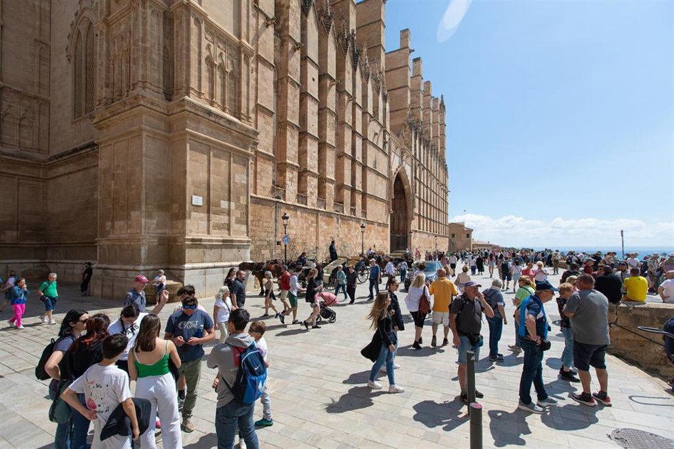 Archivo - Varios turistas en las inmediaciones de la catedral de Palma.