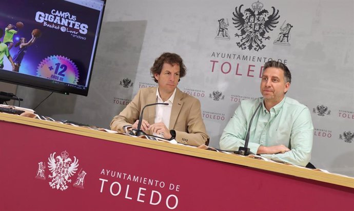 El concejal del Río Tajo, Medioambiente y Deportes, Rubén Lozano, junto a Sergio Sánchez, exjugador ACB.
