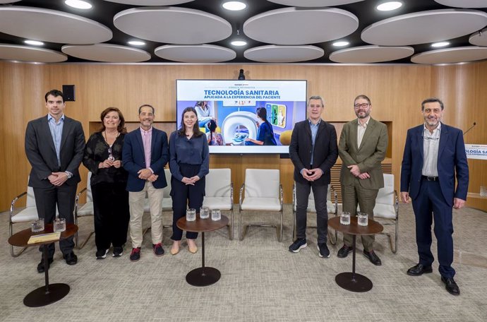 (I-D) El director de Innovación y Proyectos Estratégicos de Philips Ibérica, Juan Carmona, la jefa de Servicio de Cuidados Intensivos Pediátricos del Hospital Infantil La Paz, Paloma Dorao, el vicepresidente segundo de la Plataforma de Organizaciones de P