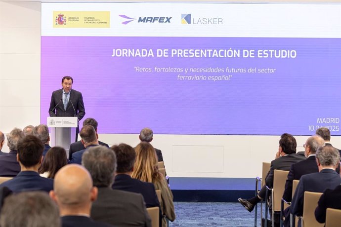 Archivo - El ministro de Transportes y Movilidad Sostenible, Óscar López, durante la su intervención en la presentación del estudio de Mafex.