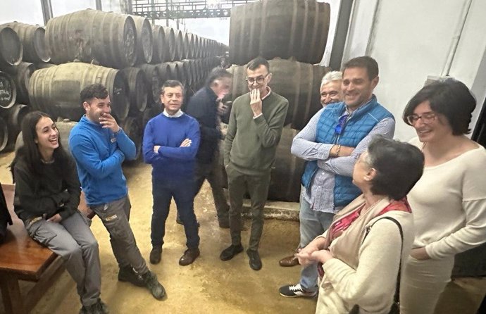 Maíllo (centro), durante su visita a una cooperativa vitivinícola de Aguilar de la Frontera.