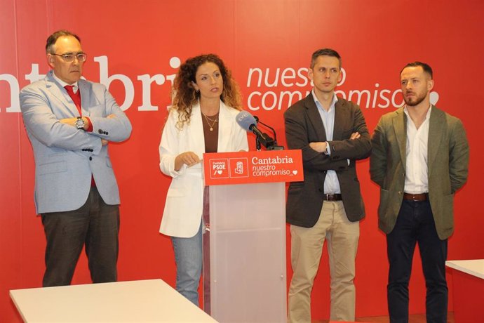 Rueda de prensa de la portavoz del PSOE, Ainoa Quiñones, acompañada del portavoz socialista en el Parlamento, Mario Iglesias, el secretario de Salud de la Ejecutiva del PSOE, Marcos Agudo, y el diputado y exconsejero del área, Raúl Pesquera