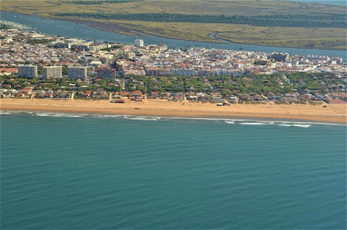 Archivo - Playa urbana de Punta Umbría (Huelva).