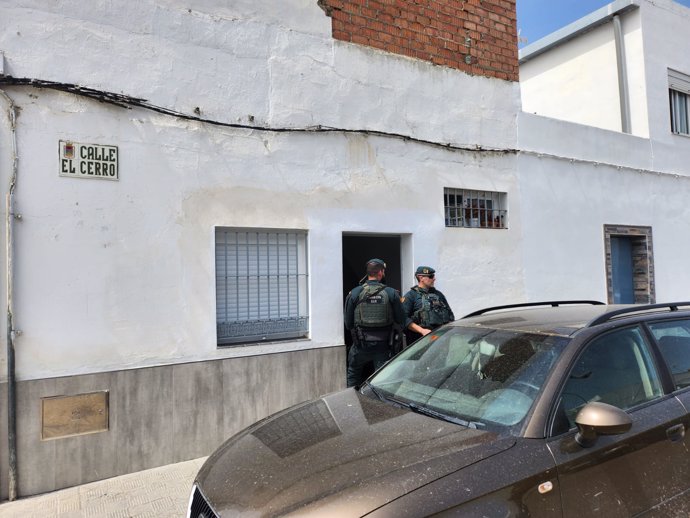 Agentes de la Guardia Civil en un operativo en Los Palacios (Sevilla)