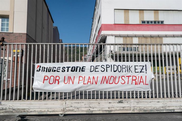 Carteles durante la manifestación de la plantilla de Bridgestone en la jornada de huelga por el ERE, a 8 de abril de 2025, en Basauri, Vizcaya, País Vasco (España).