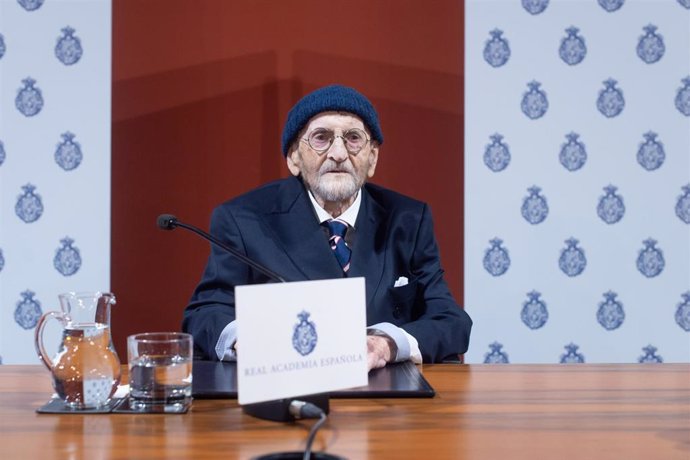 Archivo - El ganador del Premio Miguel de Cervantes 2024, Álvaro Pombo, atiende a los medios tras ganar el galardón