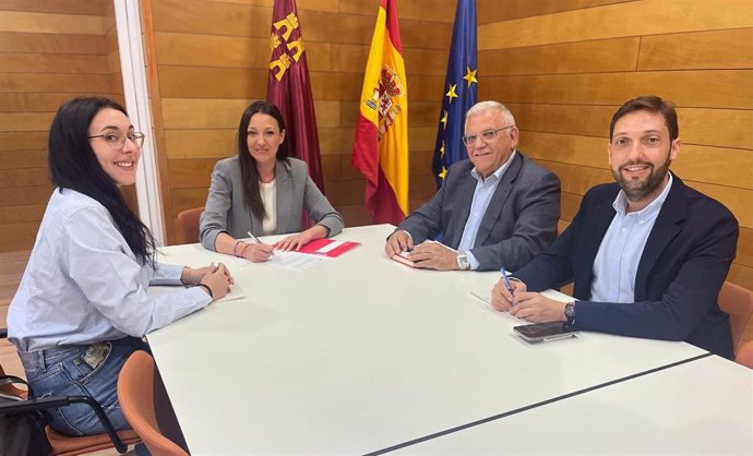 La consejera de Turismo, Cultura, Juventud y Deportes, Carmen Conesa, durante su reunión con el presidente de Moros y Cristianos de Murcia, Alfonso Gálvez.