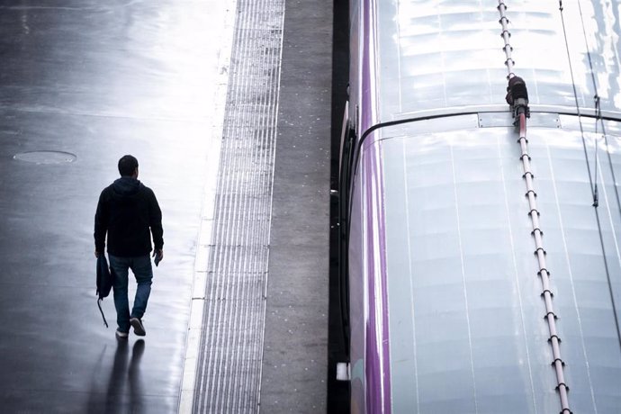 Archivo - Un hombre en una de las vías de la estación Puerta de Atocha