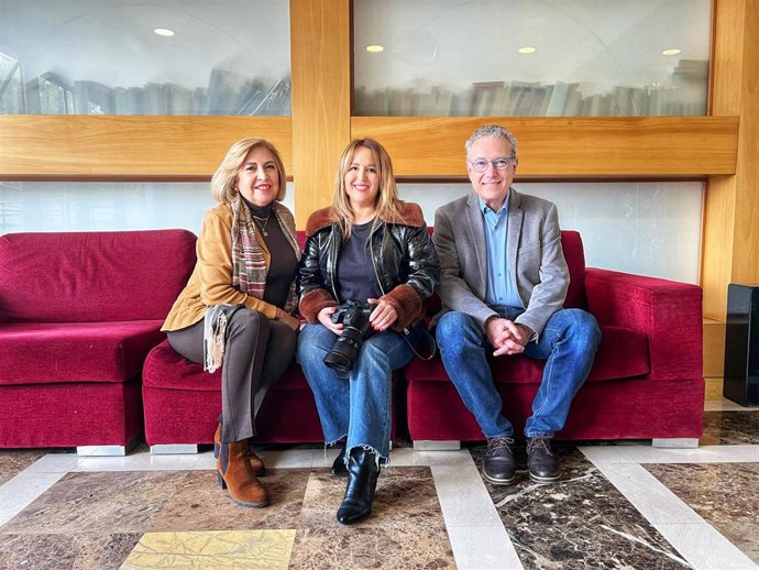 Graciela Mier junto a dos nietos de 'La Asturianita' en abril de 2025 en Madrid, durante la grabación de sus testimonios.