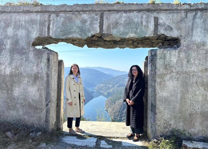 La alcaldesa de Pesoz, Lucía Villanueva, y la consejera de Cultura, Política Llingüística y Deporte, Vanessa Gutiérrez.