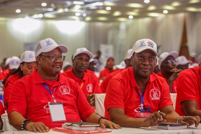 Archivo - El líder del partido opositor Chadema, Tundu Lissu (i), durante un acto de la formación en Tanzania (archivo)