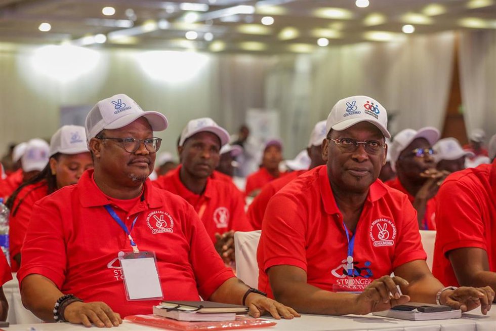 Archivo - El líder del partido opositor Chadema, Tundu Lissu (i), durante un acto de la formación en Tanzania (archivo)