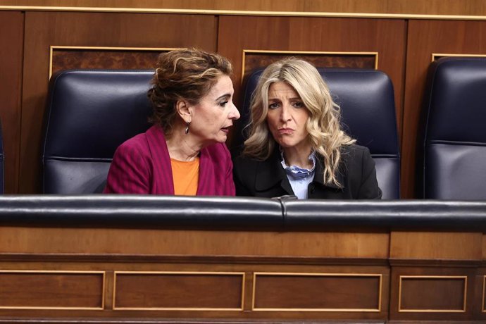 La vicepresidenta primera y ministra de Hacienda, María Jesús Montero (i) y la vicepresidenta segunda y ministra de Trabajo, Yolanda Díaz (d),  durante una sesión plenaria en el Congreso de los Diputados, a 20 de marzo de 2025, en Madrid (España).