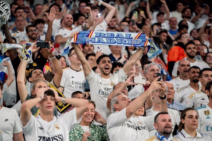 Archivo - Aficionados del Real Madrid, durante la final de la Champions ante el Borussia Dortmund en 2024.