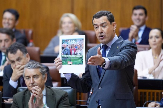 El presidente de la Junta de Andalucía, Juanma Moreno, interviene durante la sesión de control en el pleno del Parlamento andaluz. A 10 de abril de 2025, en Sevilla (Andalucía, España). Segunda jornada de Pleno, con Sesión de Control al Gobierno y pregunt