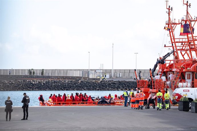 Archivo - Agentes de los equipos de emergencia atienden a los migrantes en el muelle de Arrecife en Lanzarote, Canarias (España). 