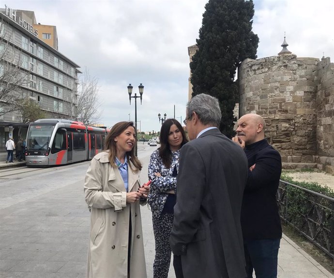 La alcaldesa de Zaragoza, Natalia Chueca, acompañada del portavoz del grupo municipal de VOX, Julio Calvo, con el tranvia de fondo