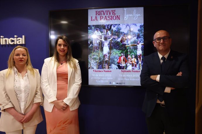 El diputado provincial de Cultura, Manuel López, y la concejala de Turismo y Cultura de Igualeja, Sonia Villalón, han presentado Los Pasos del municipio.