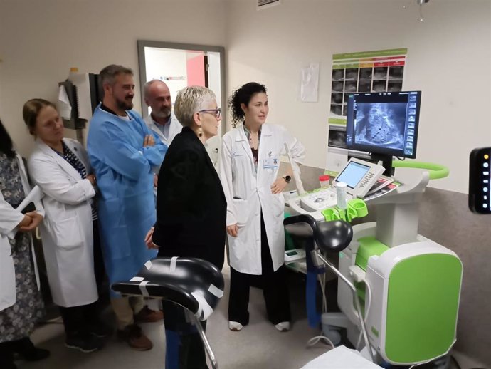 La consejera de Salud del Principado de Asturias, Concepción Saavedra, durante su visita al Servicio de Urología del Hospital Universitario de Cabueñes (Gijón).