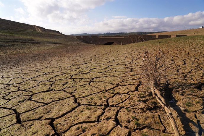 Archivo - Los restos del antiguo pueblo de Peñarubia han quedado al descubierto por la ausencia de agua en el embalse de Guadalteba a causa de la extrema sequía , a 3 de febrero de 2024 en Málaga, Andalucía, (España).