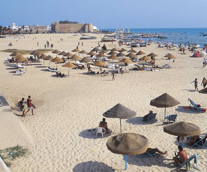 Archivo - Turistas en una playa de Túnez.