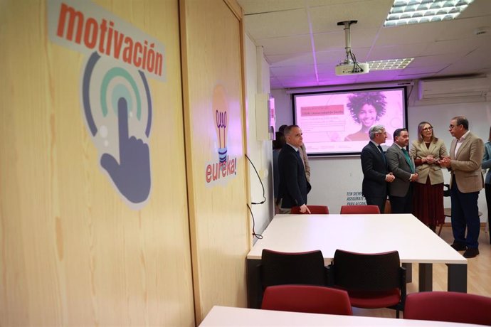 La viceconsejera de Universidad, Investigación e Innovación y el rector de la US durante la inauguración del CADE de la universidad. 