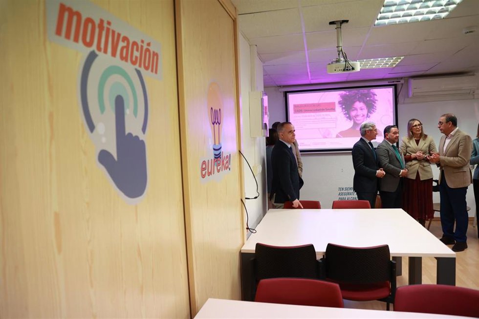 La viceconsejera de Universidad, Investigación e Innovación y el rector de la US durante la inauguración del CADE de la universidad. 