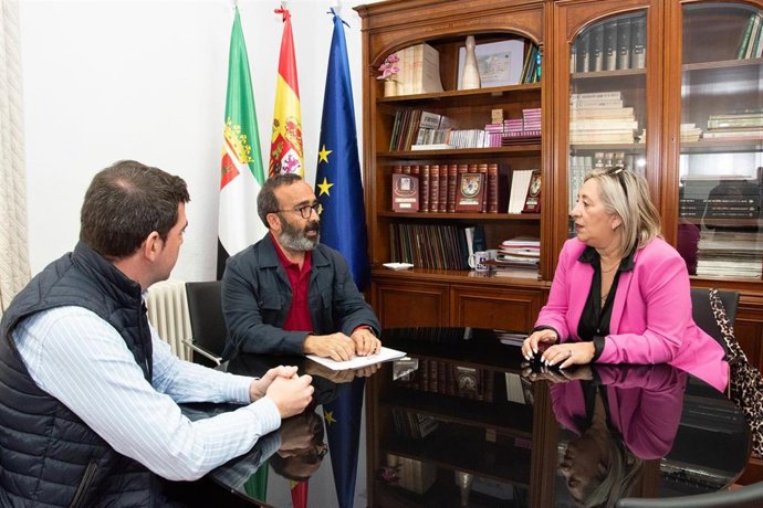 La alcaldesa de Cabezuela del Valle, María Luisa Yusta, y al alcalde de Pasarón de la Vera, Samuel Martín, y el presidente de la Diputación de Cáceres, Miguel Ángel Morales
