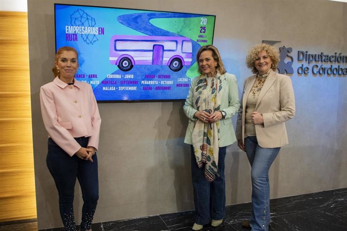 Auxiliadora Moreno (centro), durante la presentación de 'Empresarias en Ruta'.