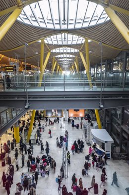 Archivo - Varias personas caminan por las instalaciones Aeropuerto Adolfo Suárez-Madrid Barajas 