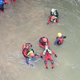 Bomberos y policías locales se forman en rescates acuáticos y búsqueda de víctimas en el curso ‘Rescate en ríos, riadas e inundaciones’ organizado por el CEIS Rioja