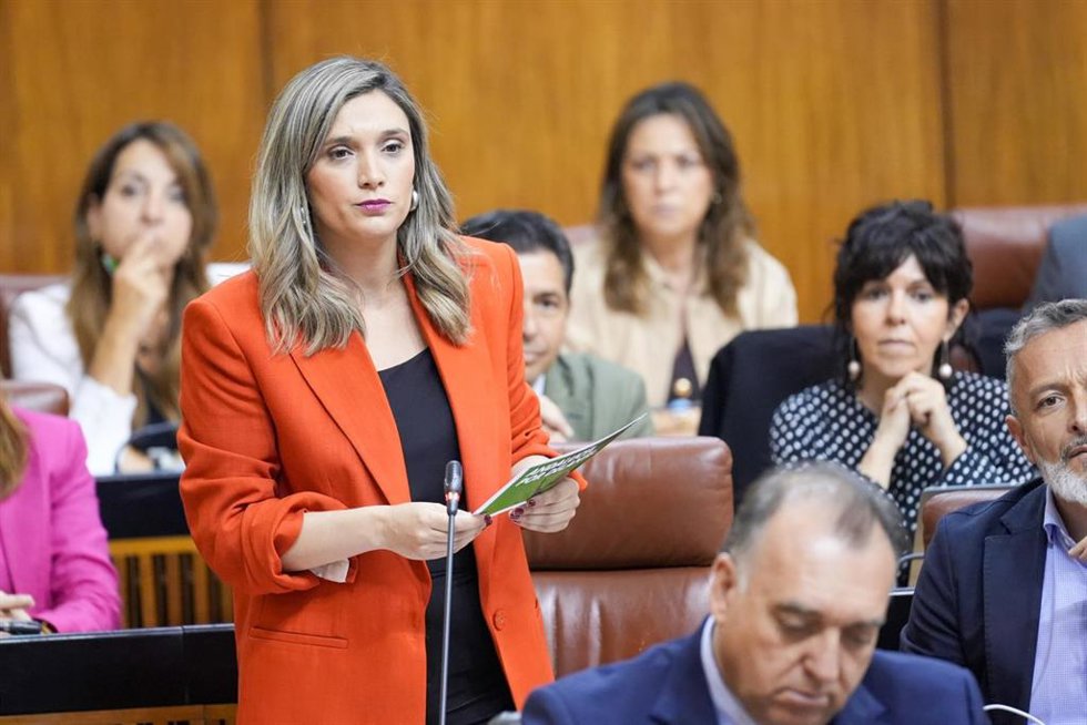 La portavoz parlamentaria del PSOE-A, María Márquez, interviene durante la sesión de control en el pleno del Parlamento andaluz. A 10 de abril de 2025, en Sevilla (Andalucía, España). Segunda jornada de Pleno, con Sesión de Control al Gobierno y pregunt