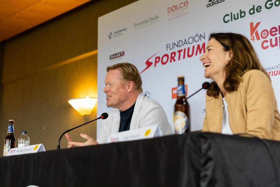 Ronald Koeman y Pati Roura, directora de la Fundación Cruyff, en la presentación de la 5 Koeman Cup by Fundación Sportium