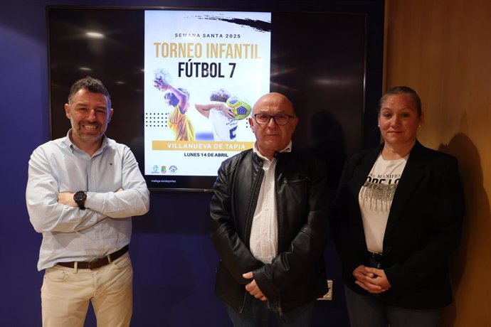 El diputado provincial de Deportes, Juan Rosas, junto al alcalde de Villanueva de Tapia, Dionisio Aguilera, y la coordinadora en Málaga de la Liga Educativa de la Federación Andaluza de Fútbol, Lucía Torres