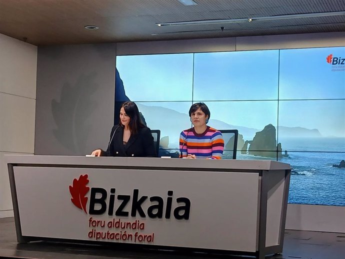 Las diputadas vizcaínas Leixuri Arrizabalaga y Arantza Atutxa, en rueda de prensa tras el Consejo de Gobierno.