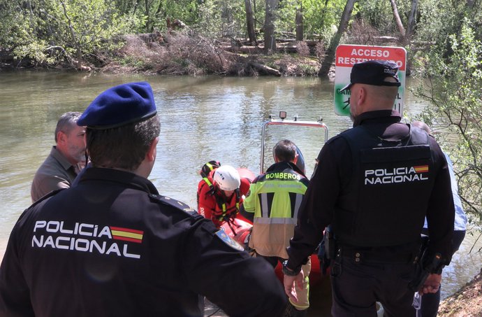 Agentes de la Policía Nacional y Bomberos en la zona del río Pisuerga donde se ha hallado el cadáver de Alejandro Aranda.