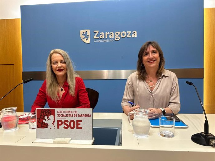 La portavoz del grupo municipal del PSOE en el Ayuntamiento de Zaragoza, Lola Ranera, y la concejal socialista, Ros Cihuelo