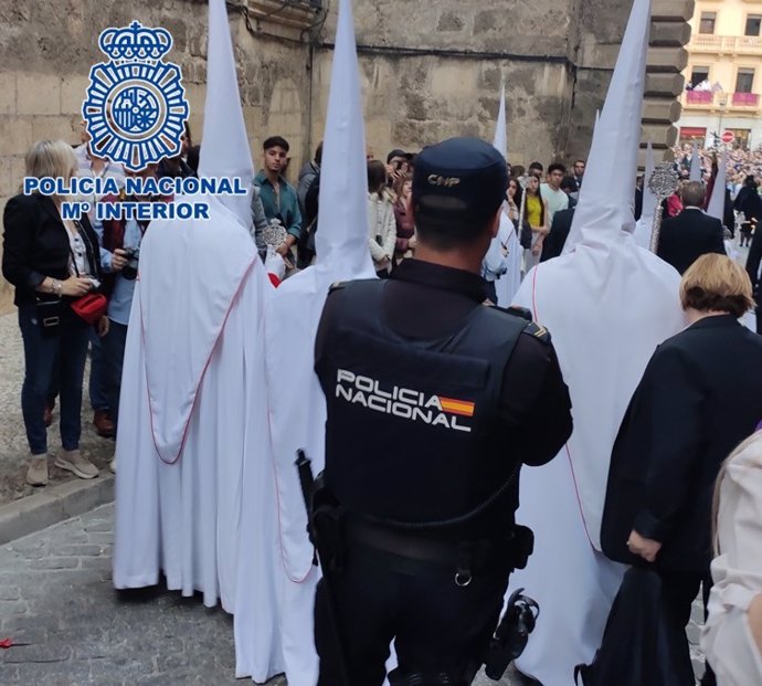 Archivo - Agentes de la Policía Nacional en una procesión de Semana Santa en Granada