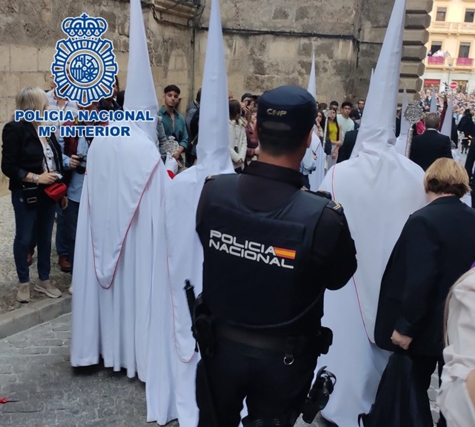 Archivo - Agentes de la Policía Nacional en una procesión de Semana Santa en Granada