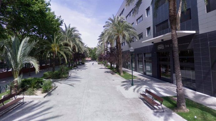 Tramo peatonal de la calle Gregori Gea de València, entre el edificio del IVO y el parque.