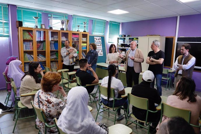 Visita del alcalde de Valladolid, Jesús Julio Carnero, y la directora general de Familias, Infancia y Atención a la Diversidad, Esperanza Álvarez, al Colegio Cristóbal Colón.