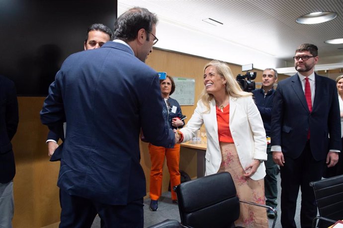 El ministro de Economía, Comercio y Empresa, Carlos Cuerpo, saluda a la consejera de Economía, Hacienda y Empleo de la Comunidad de Madrid, Rocío Albert, durante el 'Consejo Interterritorial de Internacionalización', en el Ministerio de Economía, Comercio