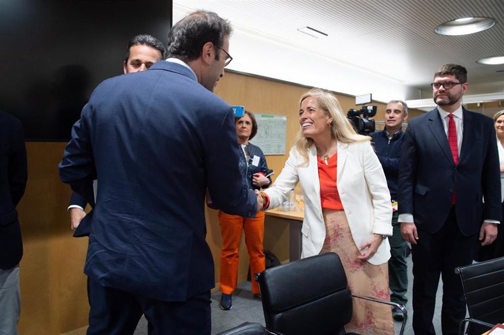 El ministro de Economía, Comercio y Empresa, Carlos Cuerpo, saluda a la consejera de Economía, Hacienda y Empleo de la Comunidad de Madrid, Rocío Albert, durante el 'Consejo Interterritorial de Internacionalización', en el Ministerio de Economía, Comerc