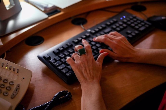 Archivo - Manos de un trabajadora en el teclado de un ordenador