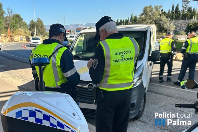 Dispositivo conjunto de la Policía Local de Palma y la Dirección General de Movilidad.
