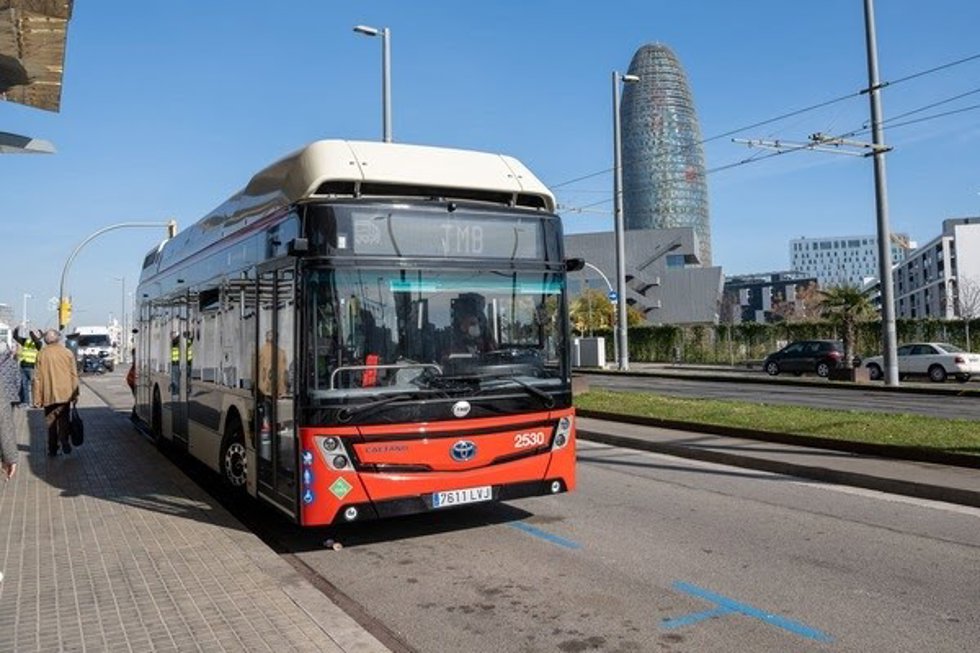 Archivo - Un bus de TMB en Barcelona